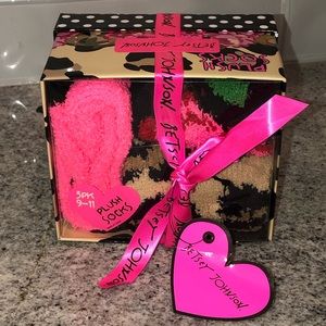 💖NWT💖 Betsey Johnson 3 Pack Plush Cozy Socks in Gift Box